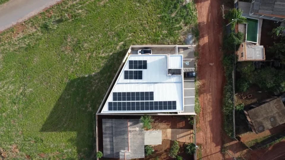 Vista aérea de instalação CMD Solar sobre cobertura metálica