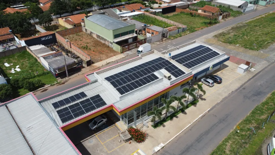 Vista aérea de um posto de combustíveis com painéis solares na cobertura, do portfólio CMD Solar