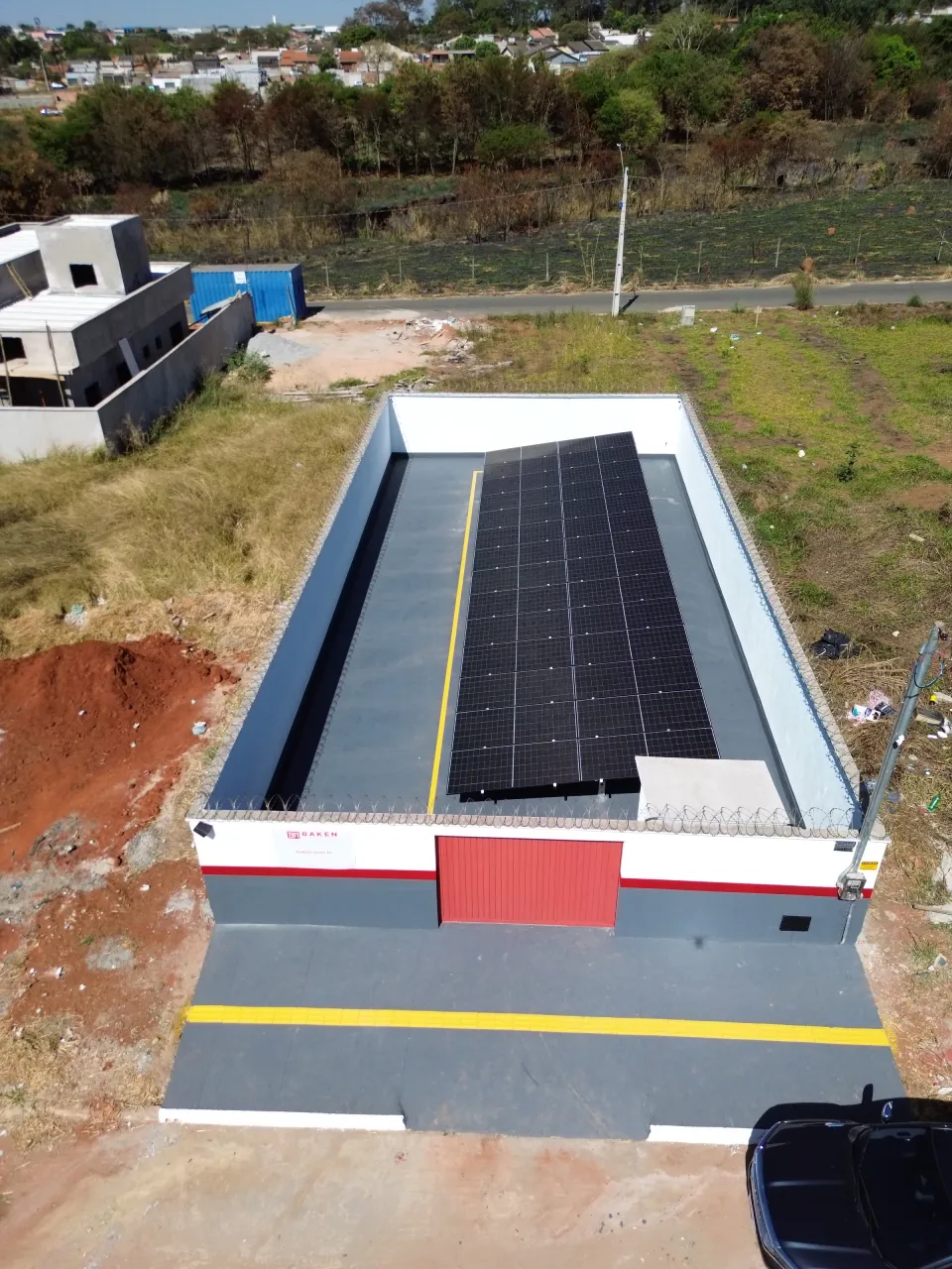 Painéis solares instalados sobre contrapiso em área murada, do portfólio CMD Solar