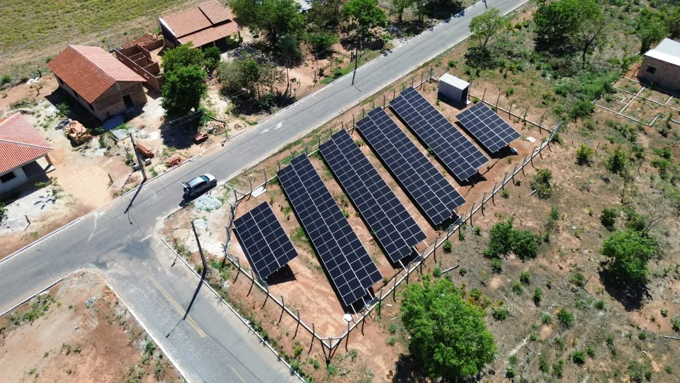 Fileiras de painéis solares em uma área aberta cercada, do portfólio CMD Solar