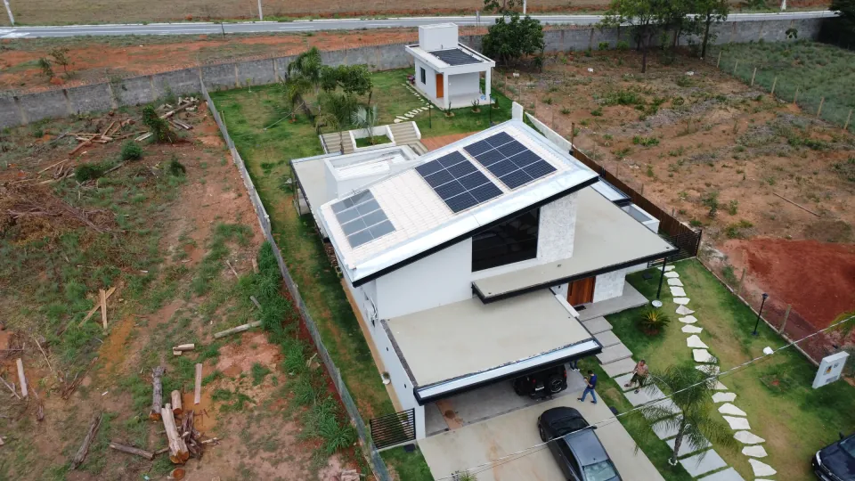 Instalação CMD Solar com painéis alinhados no telhado de um sobrado
